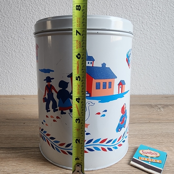 VINTAGE Pennsylvania Dutch Amish White Schoolyard Round Tin Lidded Canister - Picture 3 of 11